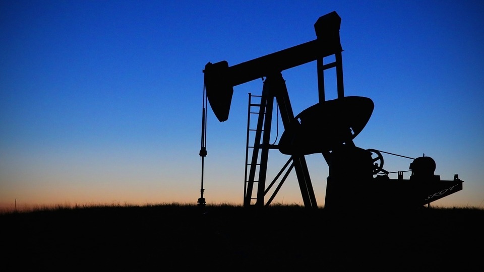 Цены на нефть снизились с 2-летних максимумов
