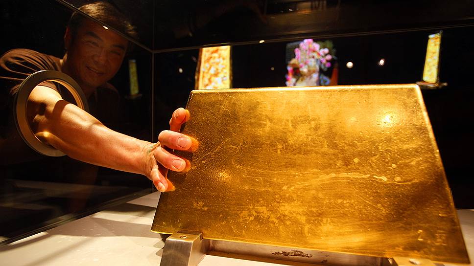 Золото дорожает после снижения в цене за три дня