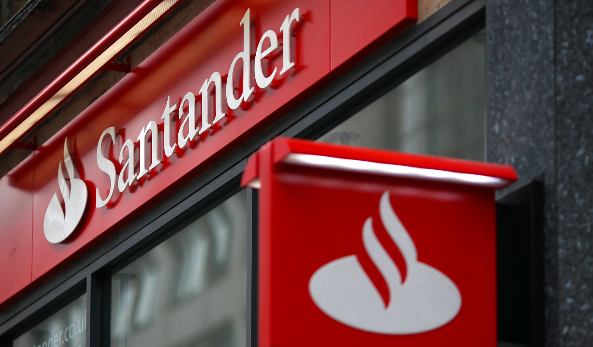 Банк Santander оштрафован в Британии за плохое управление счетами умерших клиентов