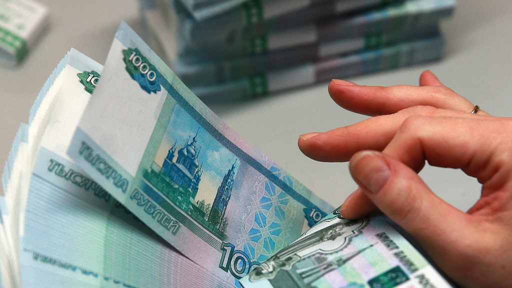 Россияне сняли со счетов триллион рублей