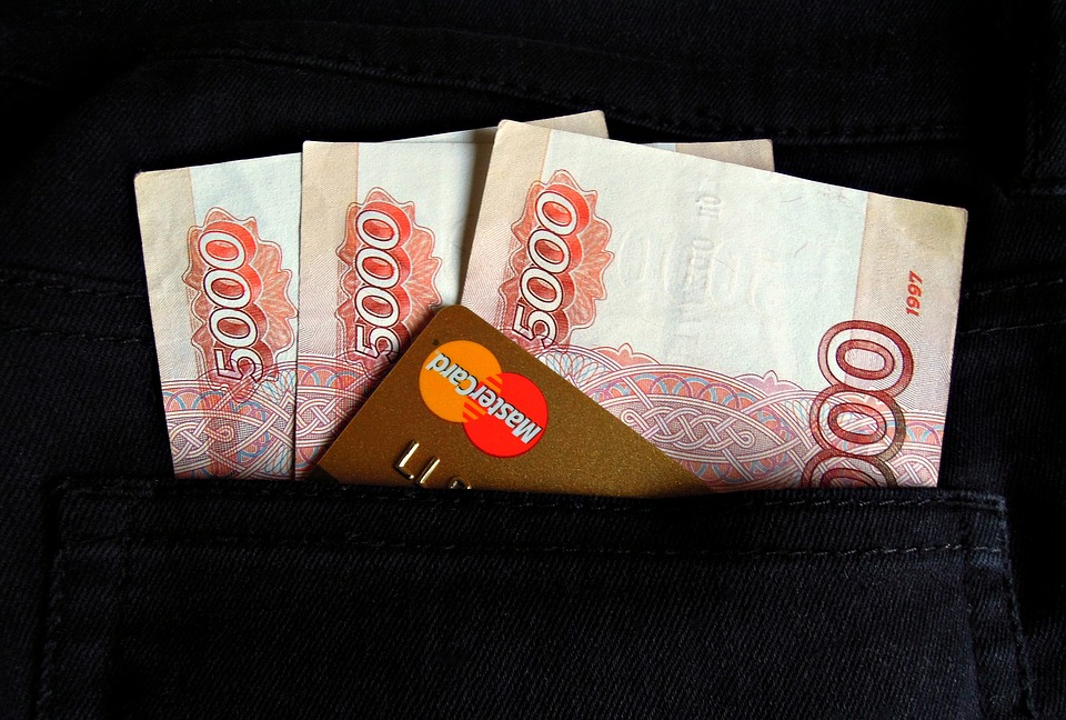 Банки начинают самостоятельно списывать средства со счетов россиян