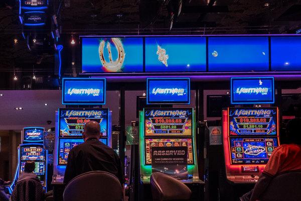 ФНС запретила переводы в онлайн-казино “Азино Три топора”