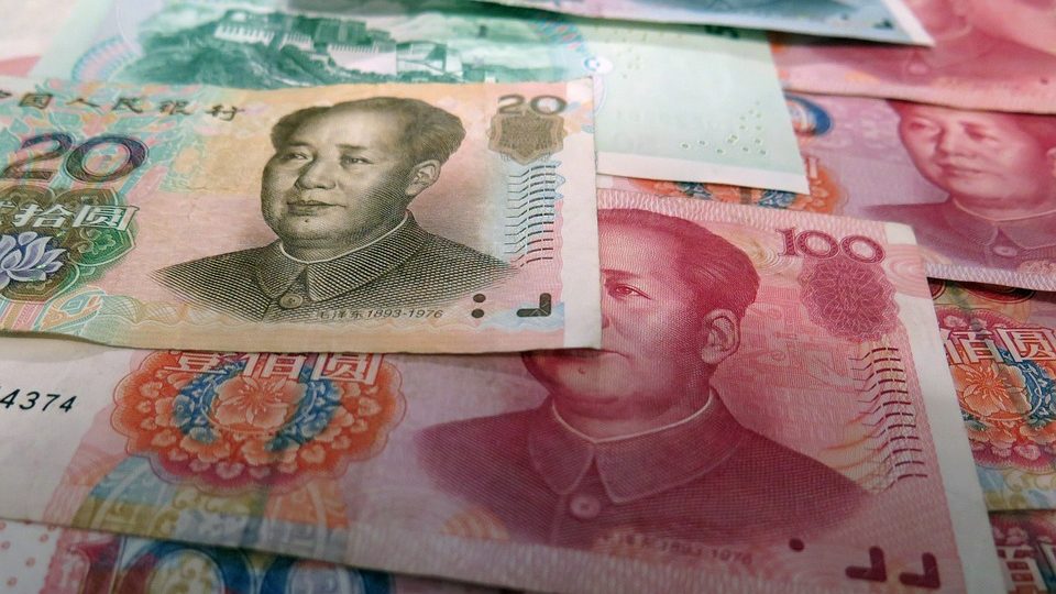 ЦБ Китая опустил курс юаня ниже психологической отметки в 7 юаней за доллар