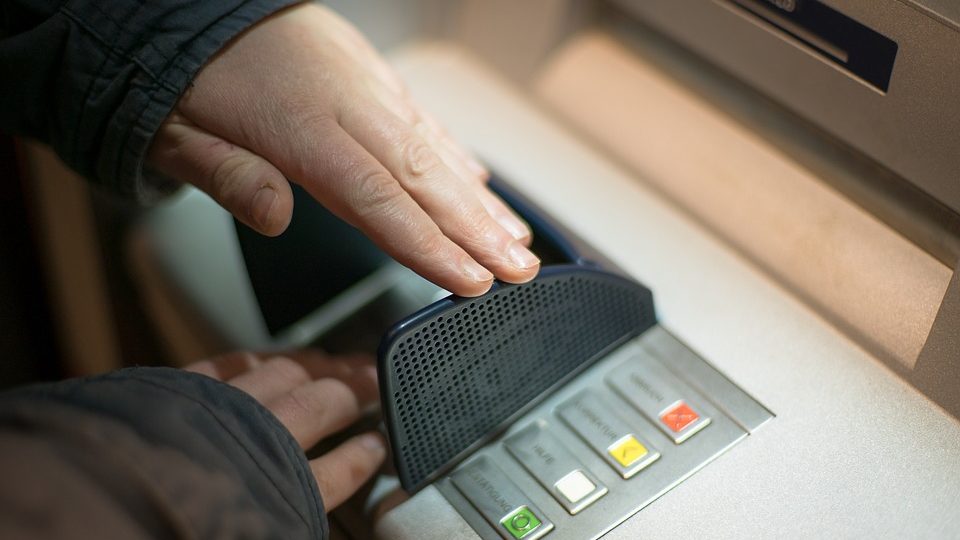 Россияне в 4 раза чаще вносят наличные через банкоматы, чем снимают