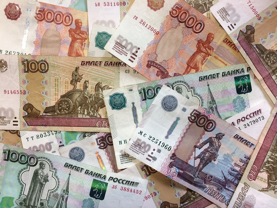 Рубль остался в числе лидеров по росту к доллару