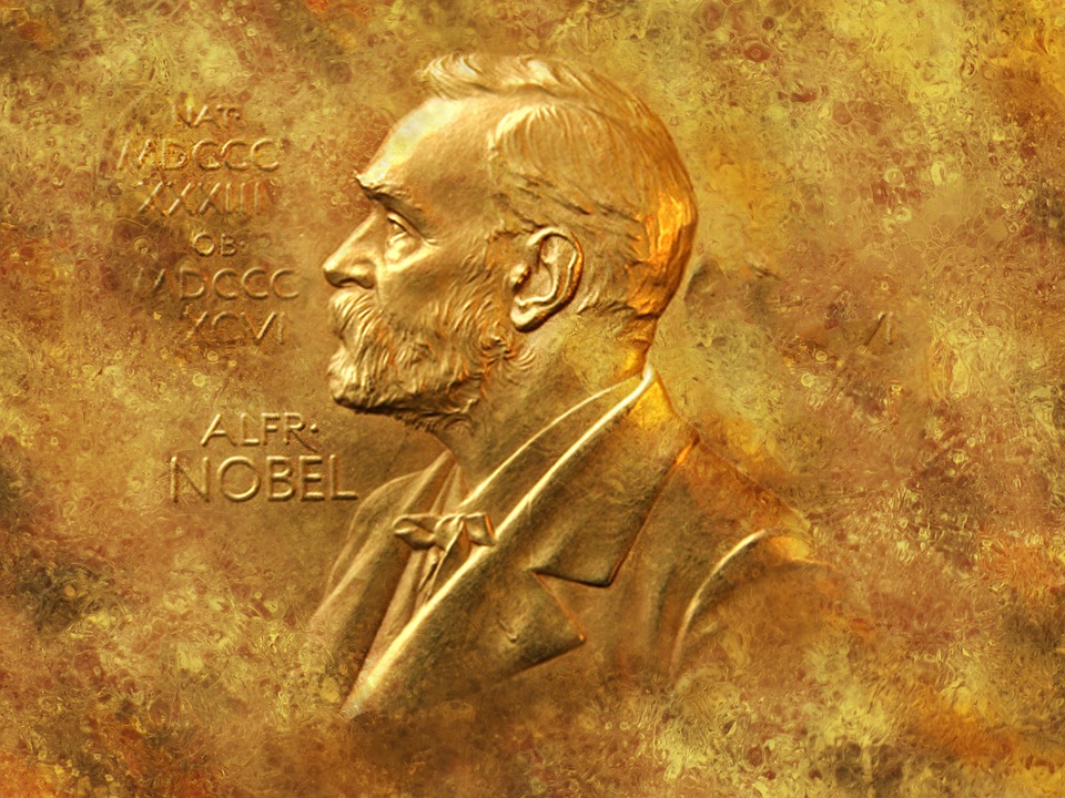 Нобелевскую премию по экономике вручили за усилия по борьбе с бедностью